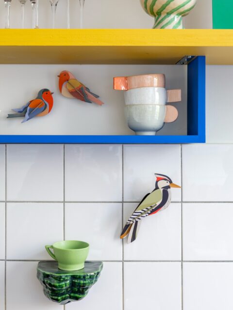 Decorating with our garden birds is the most fun thing to do! In the kitchen, between some book shelves, on the wall with a ceramic beetle or on the chimney…do you have a favourite?