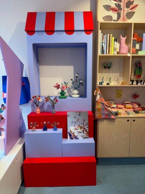 From sample to flower shop in our shop. We’re getting ready for the festive book launch with some drinks coming Friday! You’re all very welcome from 5 pm to 8 pm at the Prinsenstraat! 

Flowershop by @jantienbaas and the great makers @mo.nowak and @gunnardecor