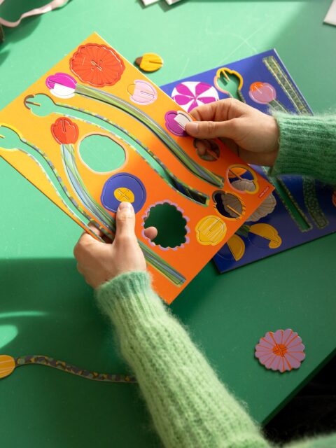 From sheet to sculpture: pop-out, assemble and let our timeless flowers brighten your home 🌸