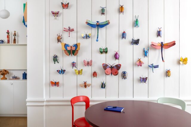 Eine Frühlingswand voller Schmetterlinge und Käfer 🦋 Wir haben einige ganz besondere neue Käfer hinzugefügt – kannst du den zarten Schimmer auf ihren Panzerschilden entdecken? Bald erhältlich!