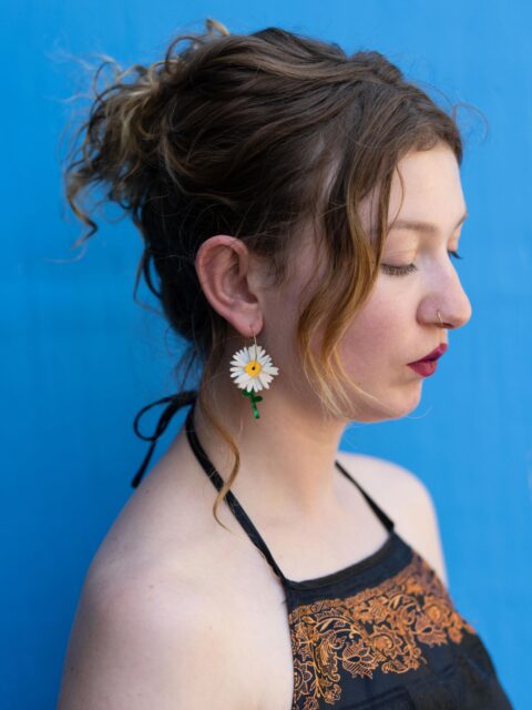 Complétez votre tenue estivale avec ces boucles d'oreilles et cette broche ! Conçues et réalisées par René @concretejellyfishco, elles s'inspirent de trois de nos best-sellers et sont désormais disponibles à la commande en ligne ! Dépêchez-vous, car les stocks sont limités. Lien dans la bio. Si vous résidez hors d'Europe et que vous souhaitez passer commande, veuillez envoyer un e-mail à shop@studioroof.com. Nous vous communiquerons un devis d'expédition :)