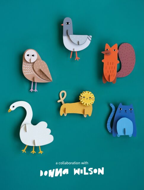 Ik kan niet wachten om dit eindelijk te delen! Een gloednieuwe samenwerking met de geweldige Donna Wilson. Samen hebben we zes van Donna’s iconische personages tot leven gebracht in de vorm van speelse wanddecoraties. Vanaf eind deze maand verkrijgbaar.