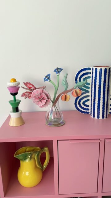 Why choose one bouquet when you can have two in your living room? 😉 The Klimt and Master bouquet in Anael’s apartment. ❤️
